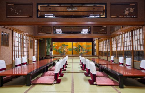 <p>【ご宴会も出来ます★2階席広間】大人数でのご宴会も可能なお部屋をご用意しております！忘新年会なども大歓迎ですので、お希望の方はお早めに店舗までお問い合わせください◎※現在はテーブルのお席がございます。</p>