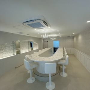 当店は貸切が可能ですので、気心の知れたご友人やお仲間だけの大規模女子会や楽しい集まりにも最適です。オシャレな食事と多彩なドリンクをご用意しており、素敵なひとときを演出します。特別な日をより特別にするために、心温まる空間で思い出に残る時間をお過ごしください。お気軽にご相談ください。