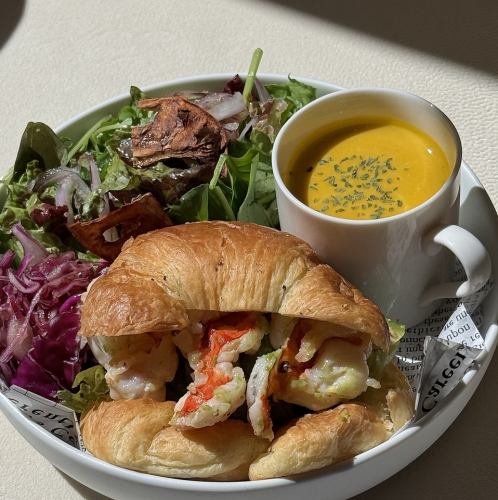 海老アボカドのサンドイッチ　