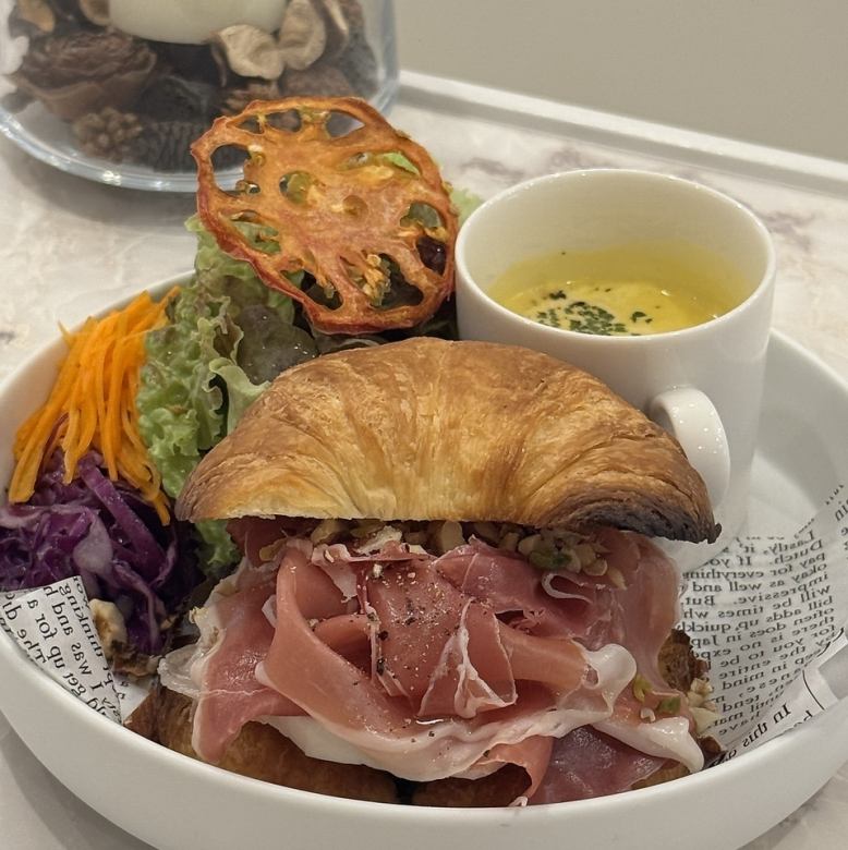 生ハムチーズのサンドイッチ