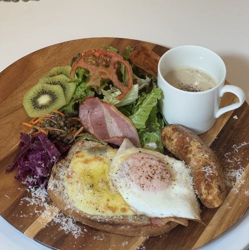 アリゴチーズと2種のチーズのクロックマダム・ハーブソーセージ