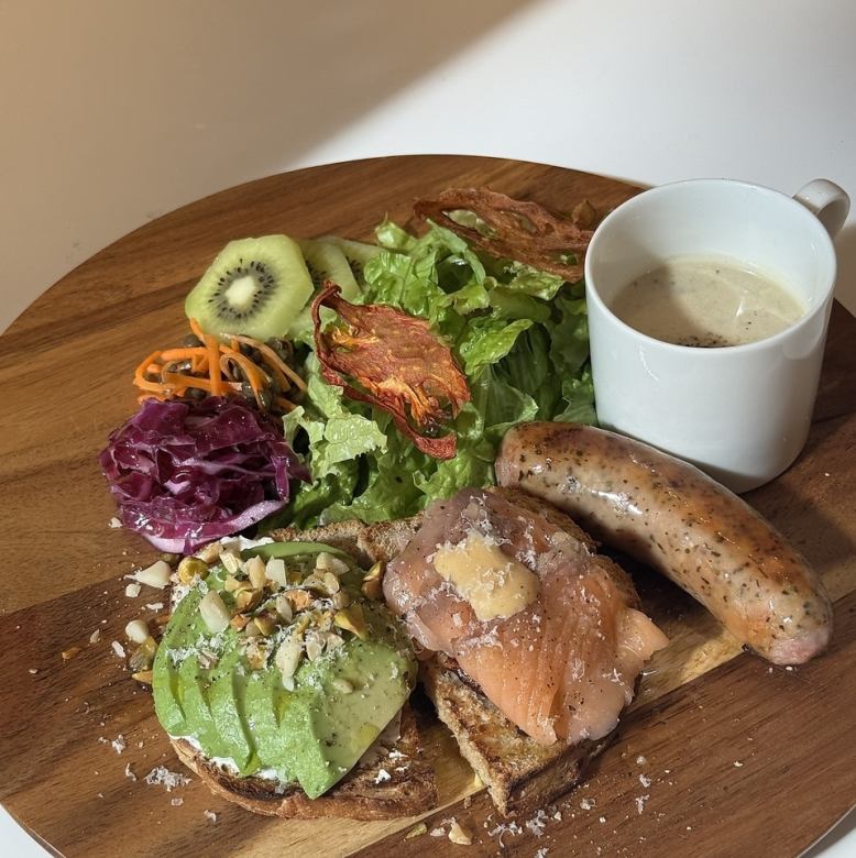 スモークサーモンとアボカド・グリークヨーグルトサンド