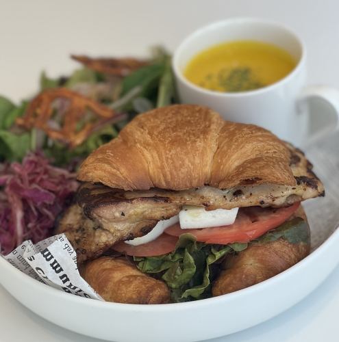 ハーブチキンとモッアレラサンド