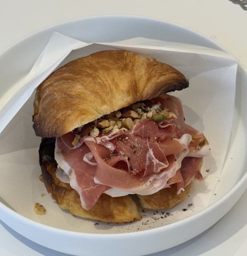 生ハムモッアレラサンド