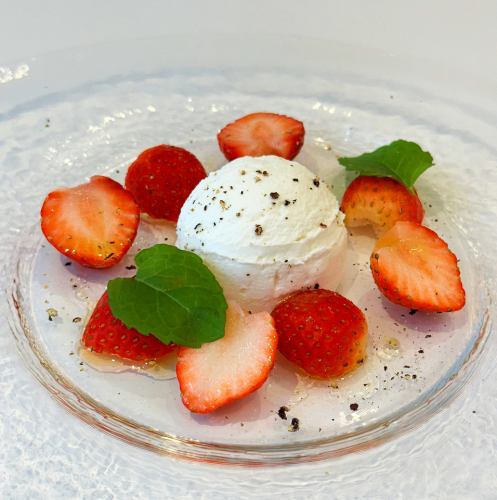 いちごとグリークヨーグルトのカプレーゼ
