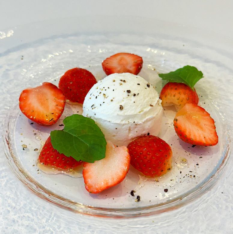 いちごとグリークヨーグルトのカプレーゼ