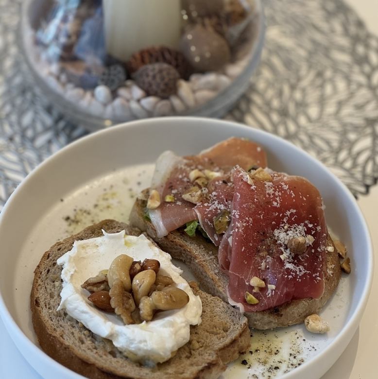 グリークヨーグルト＆ハモンセラーノライ麦パン