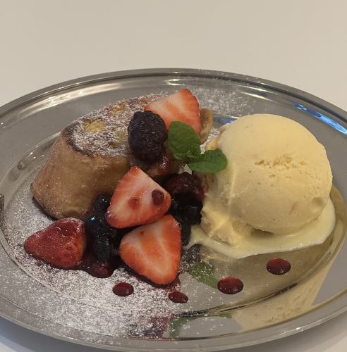 フレンチトースト・ミックスベリーバニラアイス添え