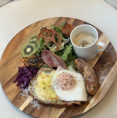 アリゴチーズと2のチーズのクロックマダム・ハーブソーセージ