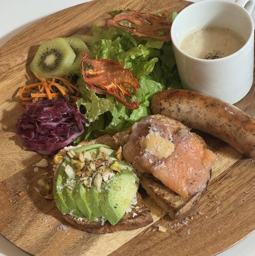 スモークサーモンとアボカドのグリークヨーグルトサンド