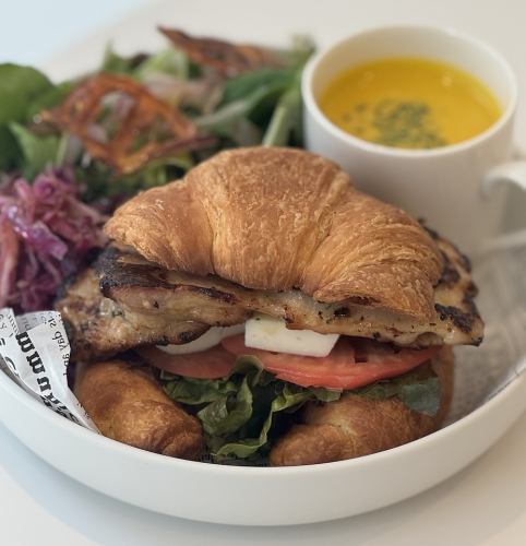 ハーブチキンとモッアレラのクロワッサンサンド