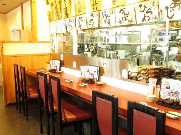 【カウンター席】明るい店内で、元気なスタッフがお出迎え致します！心を込めた料理とサービスで笑顔になっていただきたい、そんな思いで本日もご来店をお待ちしております。