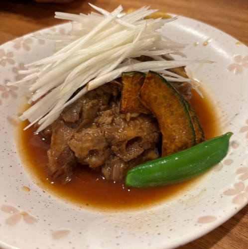 【角煮】じっくりと煮込んで柔らかくとろけるような食感を味わえる！700円(税込)