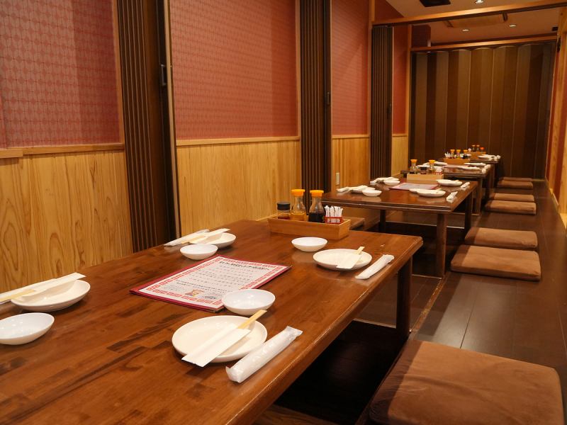 [Private room with sunken kotatsu for 4] Enjoy a relaxing time stretching out your legs in a private space on the 3rd floor ♪ The sunken kotatsu seats can accommodate up to 50 people! Enjoy the stylish space with the warmth of wood, like a bar! Mobile ordering is also available, so please feel free to place your order.