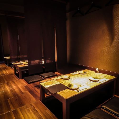 [1st floor private room with sunken kotatsu table: Maximum 24 people] Recommended for a wide range of occasions, from small to large groups! The 1st floor private room with sunken kotatsu table and curtained off area has a great atmosphere. Enjoy your meal in a modern space with a Japanese feel.By adjusting the partitions, it can accommodate up to 24 people.Feel free to use it for small groups too!