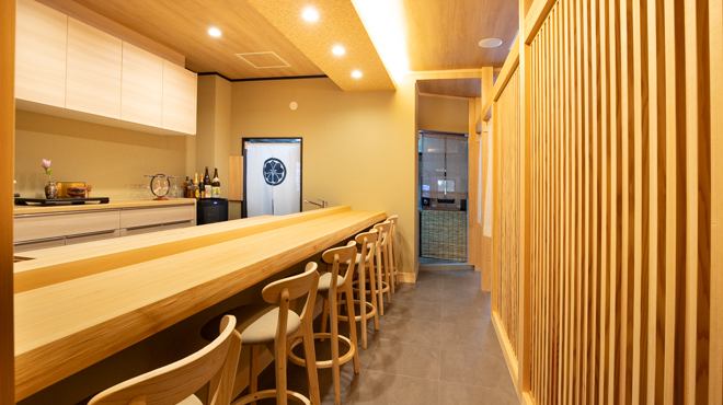 ひのきを基調とした店内で奈良の食材を初めとしたこだわりの食材を味わう本格割烹。
