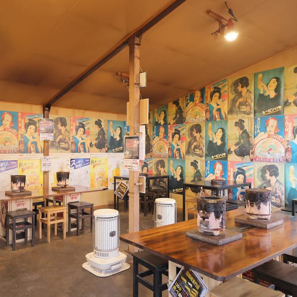 広々とした店内は、ご家族や大人数でのご利用にぴったりな造りです。テーブルには七輪が用意され、目の前でジュウジュウと鶏肉を焼くライブ感も魅力の一つです。お洒落な空間は、どこか懐かしさも感じさせます。リーズナブルな価格設定なので、飲み会や打ち上げなど、賑やかに楽しみたい様々なシーンでご利用いただけます！