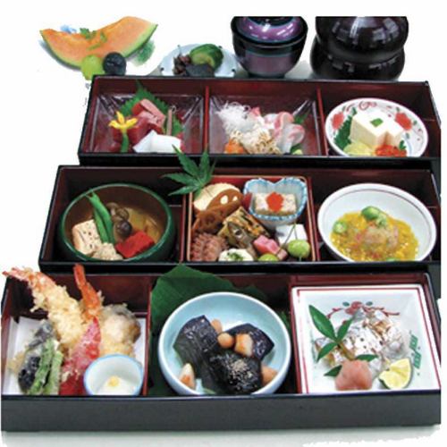 すずらん御膳  三段重の箱会席です、吸物付