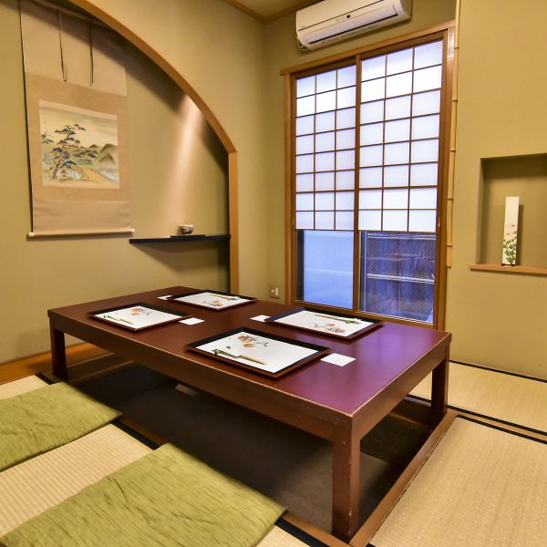 【全席個室】一階掘りごたつ小部屋の様子★全4室。足を伸ばしてゆっくりどうぞ★プライベートな空間で周囲を気にせず話ができるので、家族や親戚の食事・接待等にもおすすめです。また、2名から利用できるためデートや記念日にもご利用ください。まるで旅館のように落ち着ける料理店で、京料理をお楽しみください♪