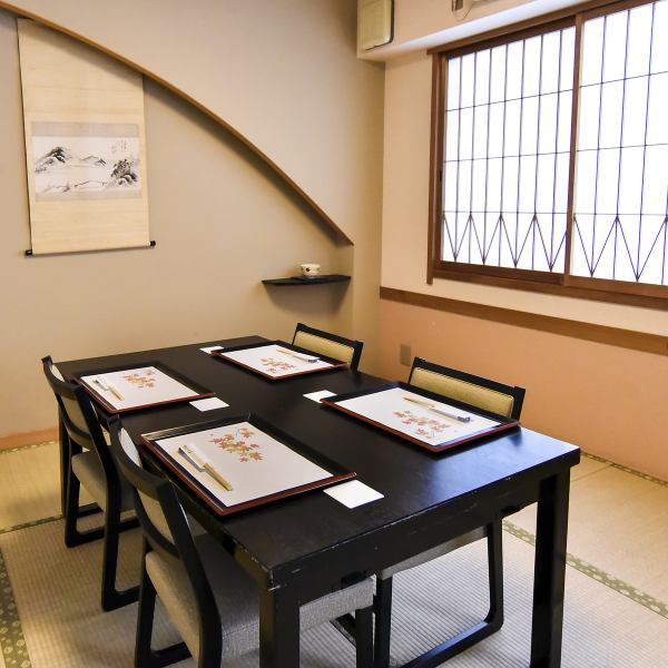 【お食事会、記念日、】二階はお足の楽な椅子席★40名まで入れるお部屋です。まるで自宅で過ごすかのようにゆったりと足を伸ばせる掘りごたつ席は、家族や親戚の集まりにも利用しやすい。2階には昇降機が設置されているので、車椅子ユーザーでも気兼ねなく利用できるのがポイント。