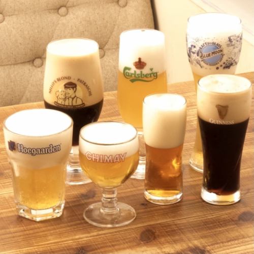 备有来自世界各地的多种啤酒和精酿啤酒◎