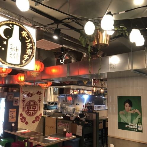 【新大久保韓国横丁】韓国料理の専門店10店舗が大集合！本場韓国の夜市のような雰囲気で、グルメ散策をしながら屋台料理を食べる事ができます。横丁内のメニューであれば一緒にオーダー可能の為、さまざまな店の自慢のメニューを少しずつお楽しみいただけます。横丁内メニューはお好みでご注文◎2階にはカラオケもOPEN！