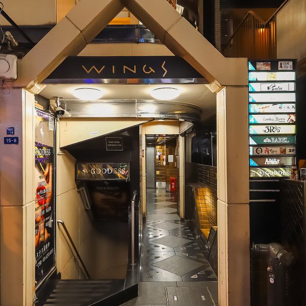 賑やかな街角に佇む隠れ家カフェバーは、静かに過ごしたい方にぴったりの空間で、豊富な色々なお酒やコーヒー、紅茶の他、レーズンバターなどラムスイーツを楽しむことができます。終電前のひとときを特別なものにしてくれます。