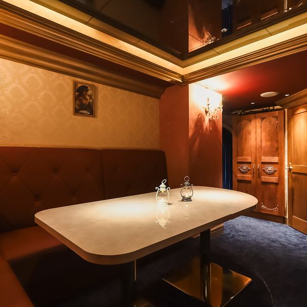 お洒落で居心地の良い空間が魅力のお店。ラムコンシェルジュの資格を持つオーナーが手掛けるお酒と絶品のおつまみを楽しみながら、デートから大人数の集まりにぴったりな雰囲気を満喫できます。多様なシーンで利用できるのが嬉しいポイントです♪