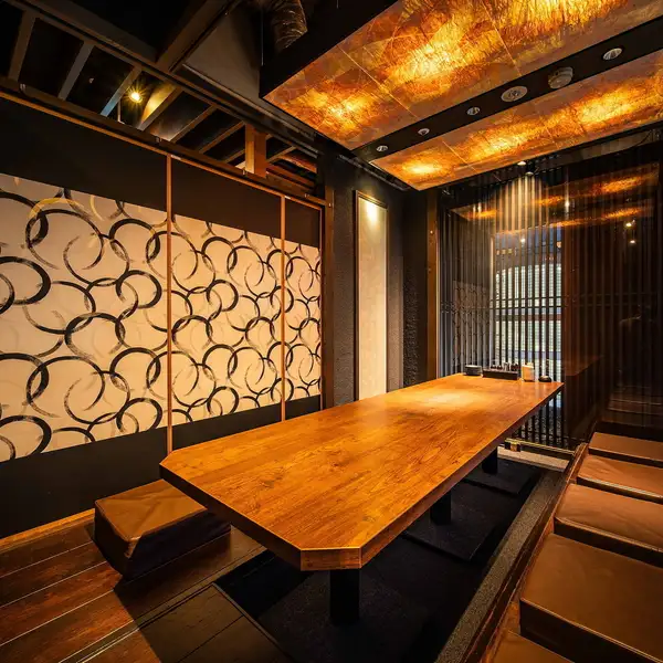 【各種宴会にもってこい◎】広々店内で2名～ご利用いただけるお席は勿論、4名～/6名～/8名様～10名様以上も柔軟に対応致します◆貸切は最大なんと190名様までOK！他歓送迎会や各種ご宴会にもお使いいただけるお席を種類豊富にご用意しております！人数についても柔軟に対応致しますので、お気軽にお申し付けくださいませ。