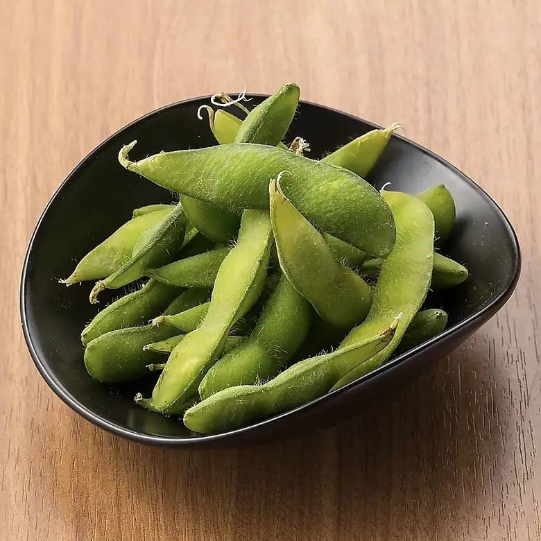 Salt-boiled green soybeans