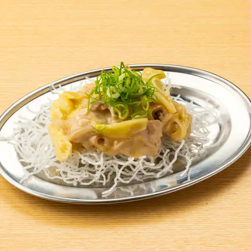 Deep-fried vermicelli noodles in a thick, white broth sauce.