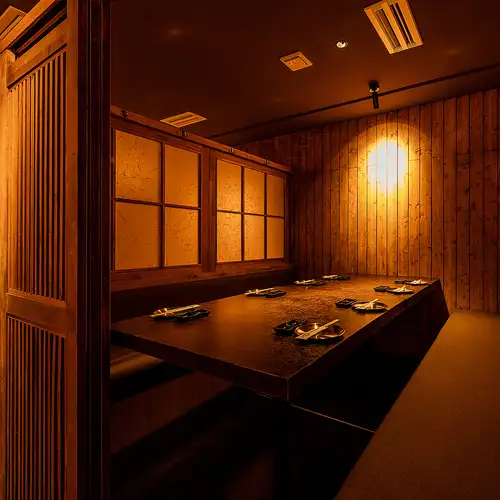 <p>和の風情漂う店内には、2名様専用個室や4~6名様向けの落ち着いたテーブル席を完備。柔らかな間接照明に包まれたプライベート空間は銀座でのデートや接待に最適です。自慢の本鮪料理を味わいながら周りを気にせず心安らぐひと時をお過ごしいただけます。少人数での和やかなお食事の席として、ぜひお気軽にご利用ください。</p>