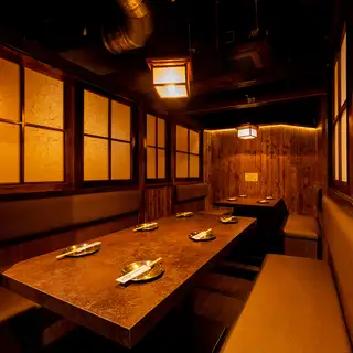 カジュアルな接待やお仲間内でしっぽりと宴会・お食事・お酒が楽しめるテーブル席でどうぞ！2名様の少人数から団体様までのお席を多数ご用意しております！お席を繋げれば団体様でもテーブル席でご利用いただけます！会社の部署宴会や打ち上げなどにも最適な空間です！