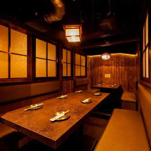 カジュアルな接待やお仲間内でしっぽりと宴会・お食事・お酒が楽しめるテーブル席でどうぞ！2名様の少人数から団体様までのお席を多数ご用意しております！お席を繋げれば団体様でもテーブル席でご利用いただけます！会社の部署宴会や打ち上げなどにも最適な空間です！