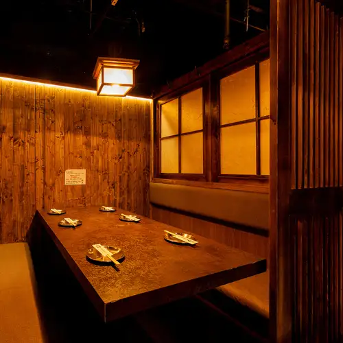 和気あいあいと宴会を楽しむテーブル席！少人数様グループでのご利用の際におすすめです！木材の温かみを感じる和やか空間で心落ち着く食事の席をお楽しみください♪昔ながらの大衆居酒屋と斬新な創作和食のコラボレーション！
