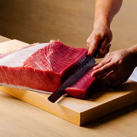 産地にこだわり抜いた極上の味わい。豊洲直送の新鮮な本鮪を贅沢に堪能できる絶品料理の数々