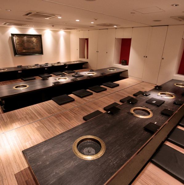 [For company banquets and class reunions! Spacious private banquet room★] A private room with horigotatsu seating for 18 people.A private party for up to 48 people can be held by connecting 3 rooms.It is a popular seat that is often used for company banquets and reunions.How about having a yakiniku banquet in a spacious private room? Our restaurant is conveniently located just a minute's walk from the station, so it's convenient for all kinds of large-scale parties! Please feel free to contact us♪