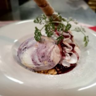 本日のアイスクリーム≪レアチーズブルーベリー≫