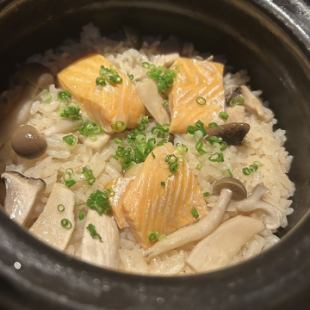Oita Prefecture Hinohikari Autumn Salmon and Mushroom Earthenware Pot Rice / 2 servings