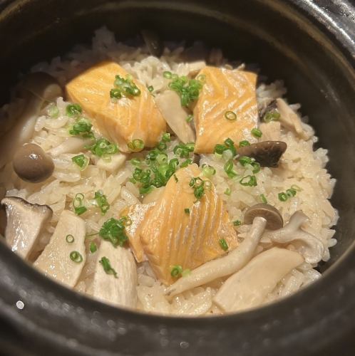 Oita Prefecture Hinohikari Autumn Salmon and Mushroom Earthenware Pot Rice / 2 servings