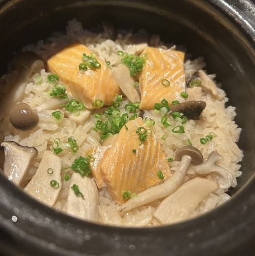 Oita Prefecture Hinohikari Autumn Salmon and Mushroom Earthenware Pot Rice / 3 servings