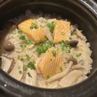 Oita Prefecture Hinohikari Autumn Salmon and Mushroom Earthenware Pot Rice / 4 servings