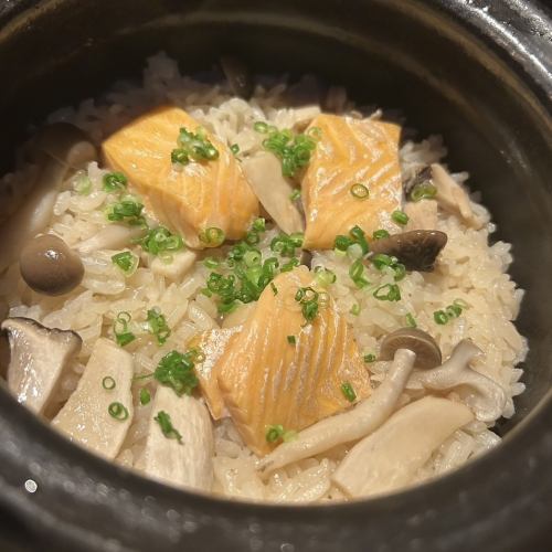 Oita Prefecture Hinohikari Autumn Salmon and Mushroom Earthenware Pot Rice / 4 servings