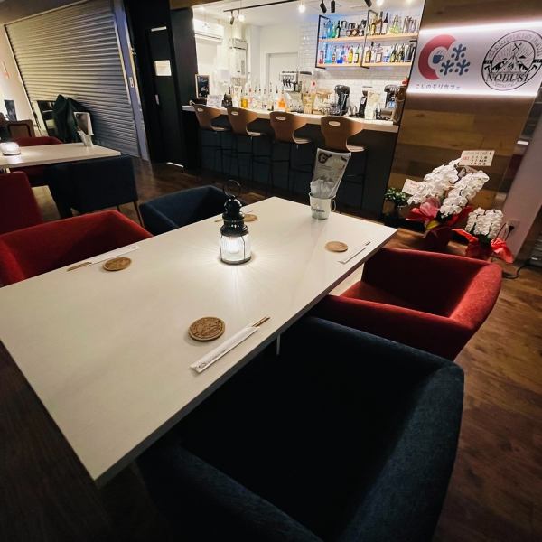 There is also a sofa-shaped chair on a spacious table! There is a space between the tables so you can spend a relaxing time without worrying about the surroundings!
