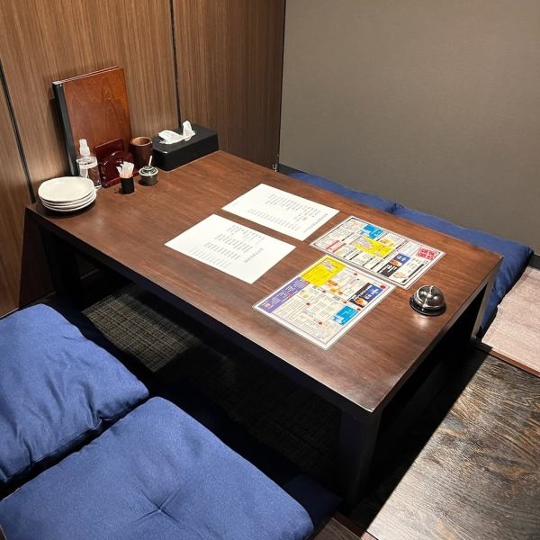 There are 3 semi-private rooms with sunken kotatsu seats for 4 people and 1 table with sunken kotatsu seats for 3 people.Each private room can be combined, and a private banquet for up to 16 people is possible.Enjoy grilled skewers, fresh oysters, and fresh fish procured that day at a reasonable price.