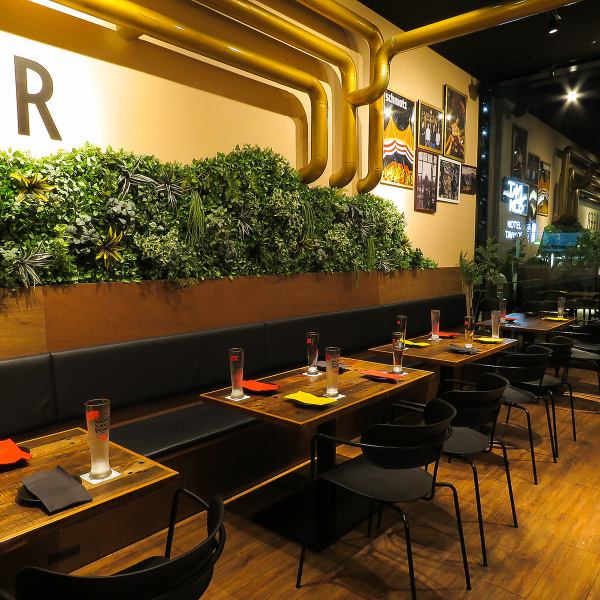 現地のビアバーに来たような気分を味わえるお洒落で開放感のある店内。少人数から大人数のご利用まで様々なシーンでご利用いただけるテーブル席。宴会・女子会・誕生日会・合コン・パーティなど様々なシーンでご利用ください。