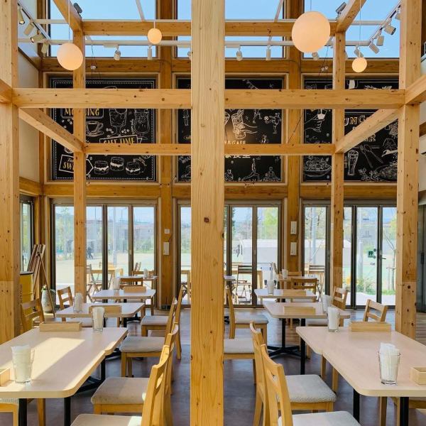 大きな窓から差し込む自然光が、明るく優しい雰囲気を醸し出す店内。友人や家族との会話を楽しみながら、美味しい料理と飲み物を堪能できる特別な場所です。飲み放題プランもございますので、パーティー利用なども大歓迎！