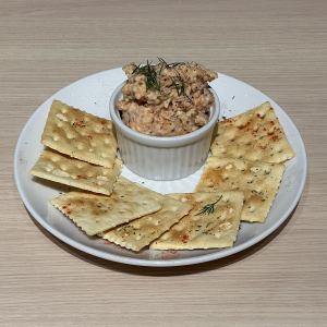 サーモンのタルタル（クラッカー付）
