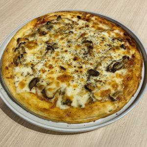 トマトときのこのガーリックピザ