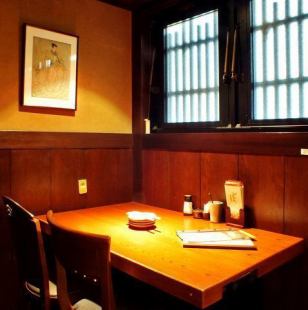 横並びにお座り頂くテーブル席です。カップルやご友人とのサシ飲みに最適な雰囲気の良い空間です♪自慢の炭火串焼きや旬のお料理、季節の日本酒などと一緒に楽しい時間をお過ごしくださいませ♪